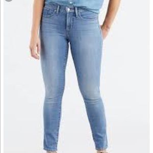 Levi light wash mid rise jean—super curve fit!